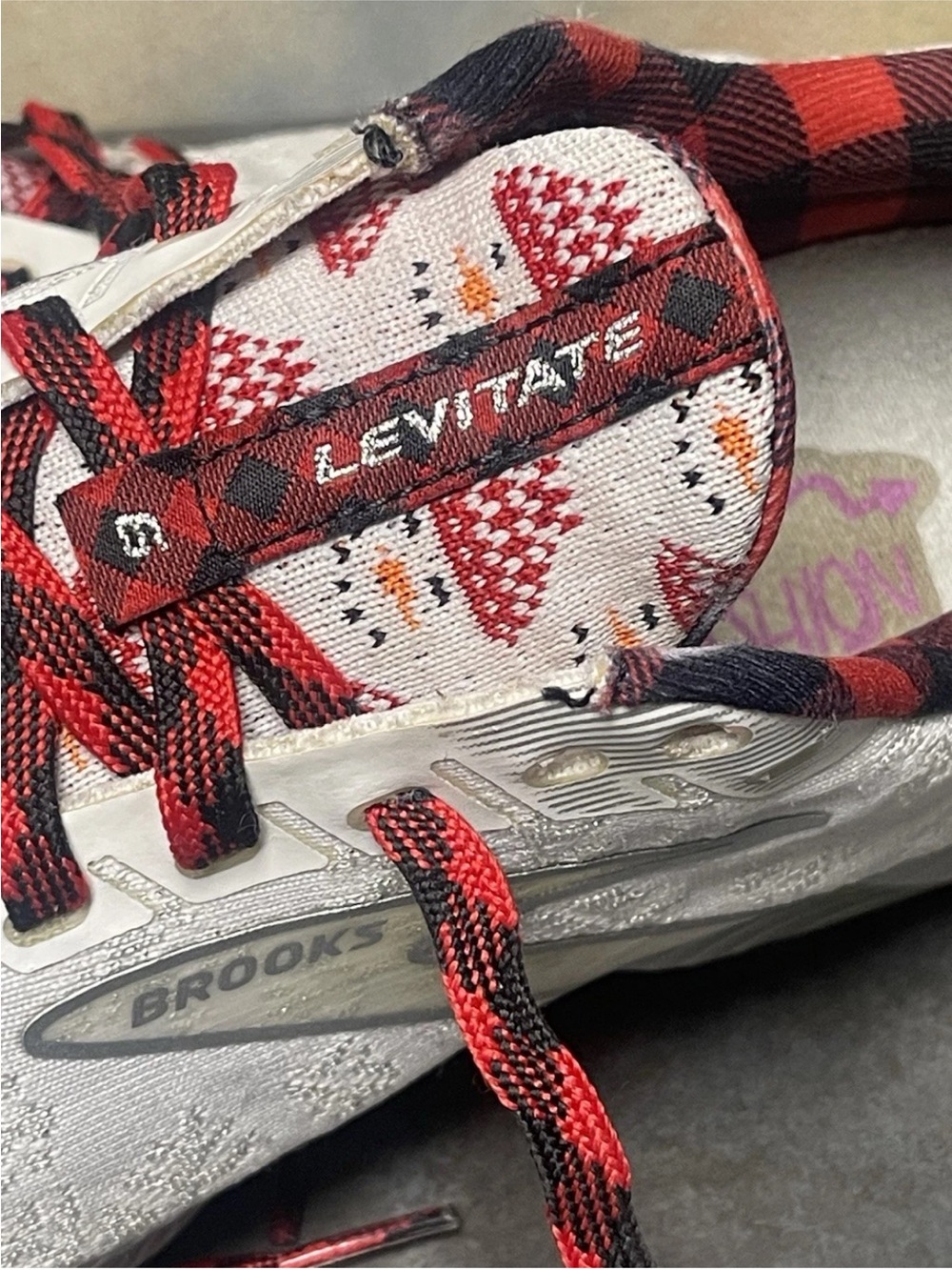 Brooks Levitate 6 Christmas Run Merry Women’s Running Shoes White/Red Size 8.5B